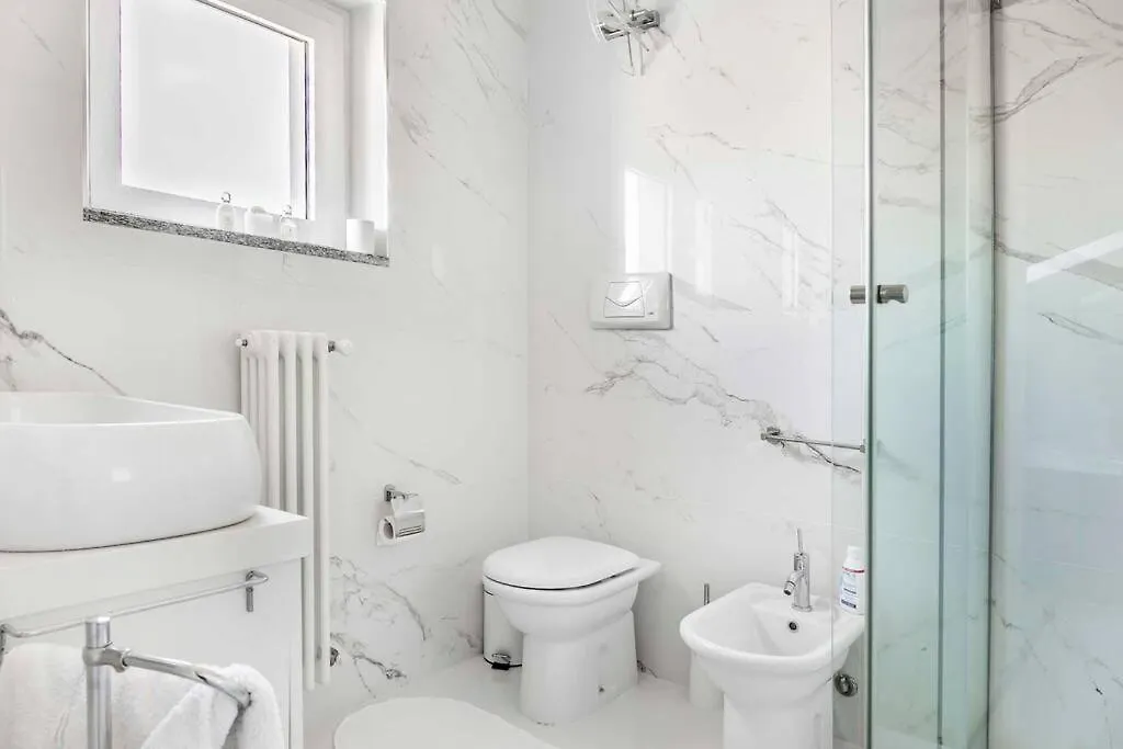 Jacuzzi Duomo Suites - Free Parcking Ac Wi-Fi Milano 0*,  Italien
