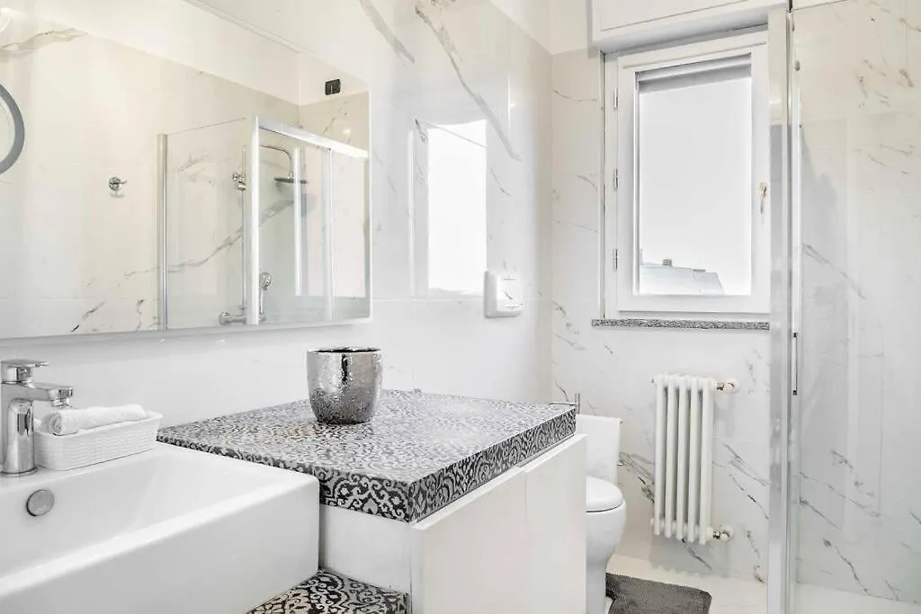 Jacuzzi Duomo Suites - Free Parcking Ac Wi-Fi Milano Daire